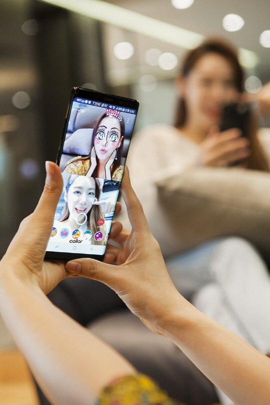 SK텔레콤이 2일 증강현실(AR)기술을 통해 영상통화를 즐길 수 있는 '콜라(callar)'를 출시했다. SK텔레콤 모델이 콜라를 사용해 영상통화를 하고 있다. <SK텔레콤 제공>